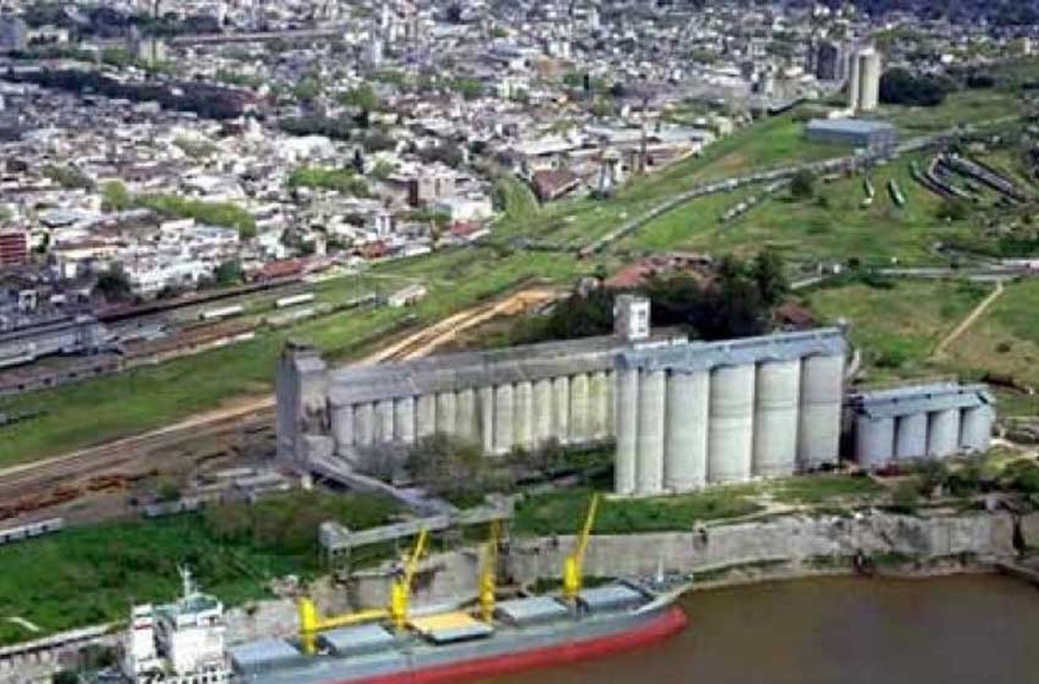 Ante la negativa del Puerto de Rosario, quedó varado en el río un barco con tripulantes contagiados de coronavirus