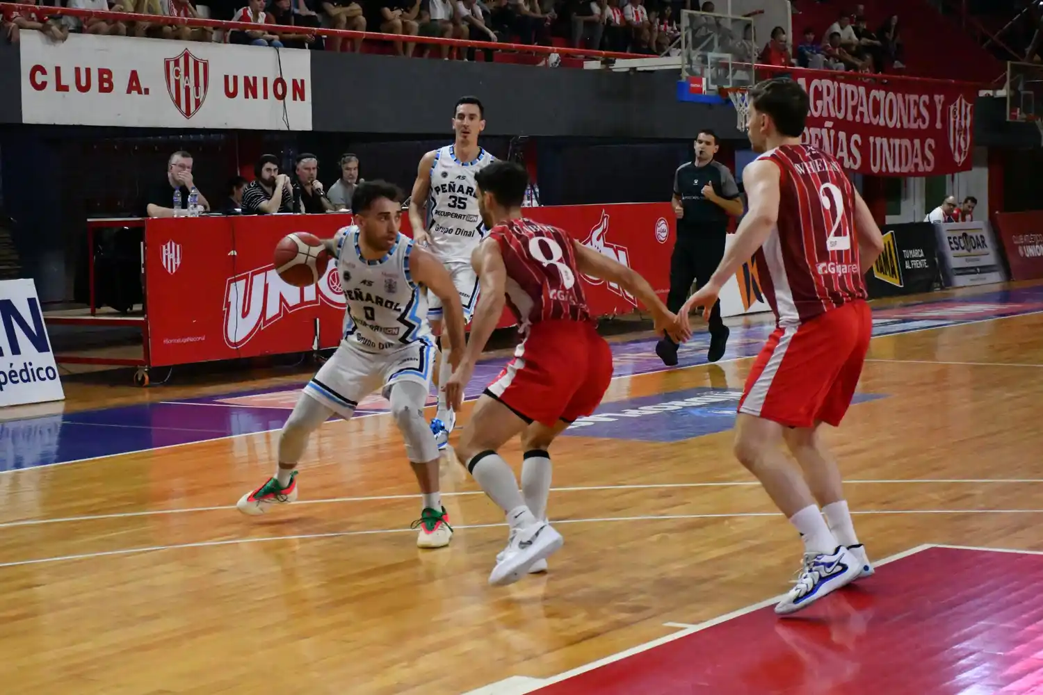 Víctor Fernández con la pelota en mano (Foto: Prensa Unión).