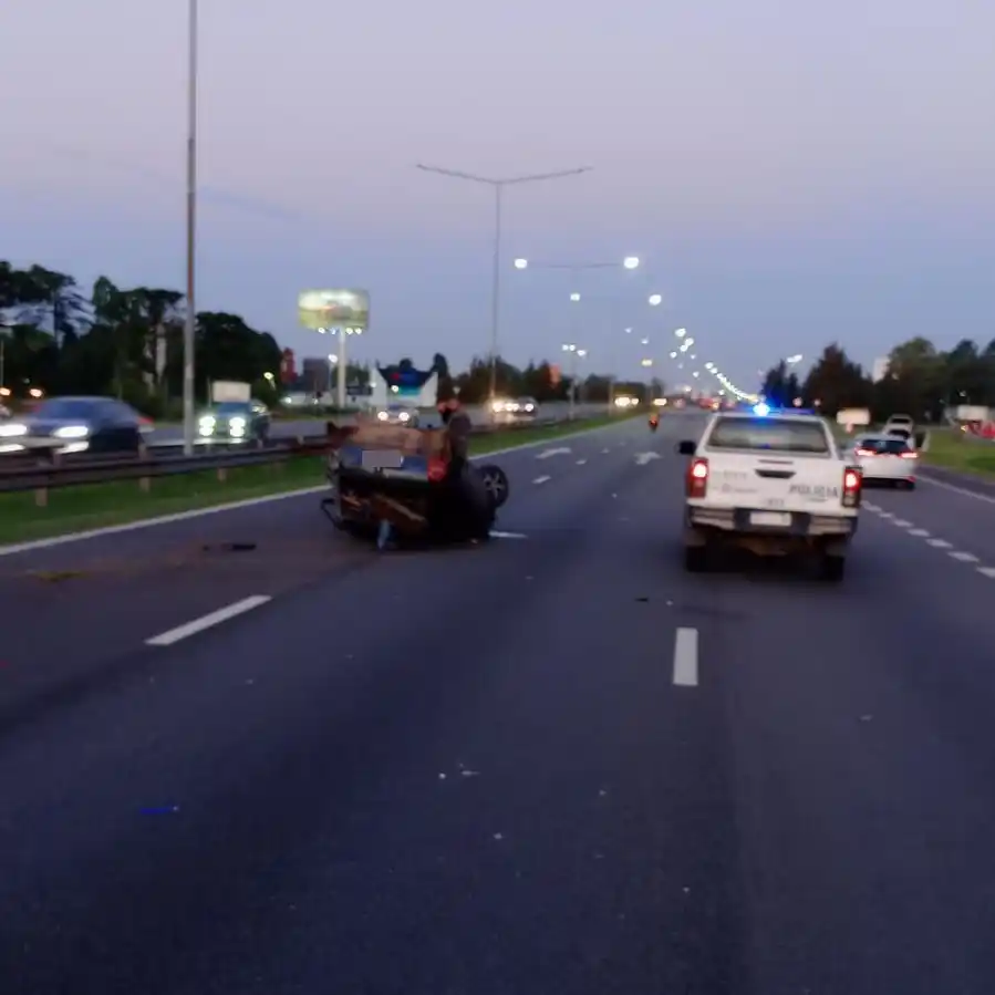 Murió el conductor de un auto al volcar en la Panamericana