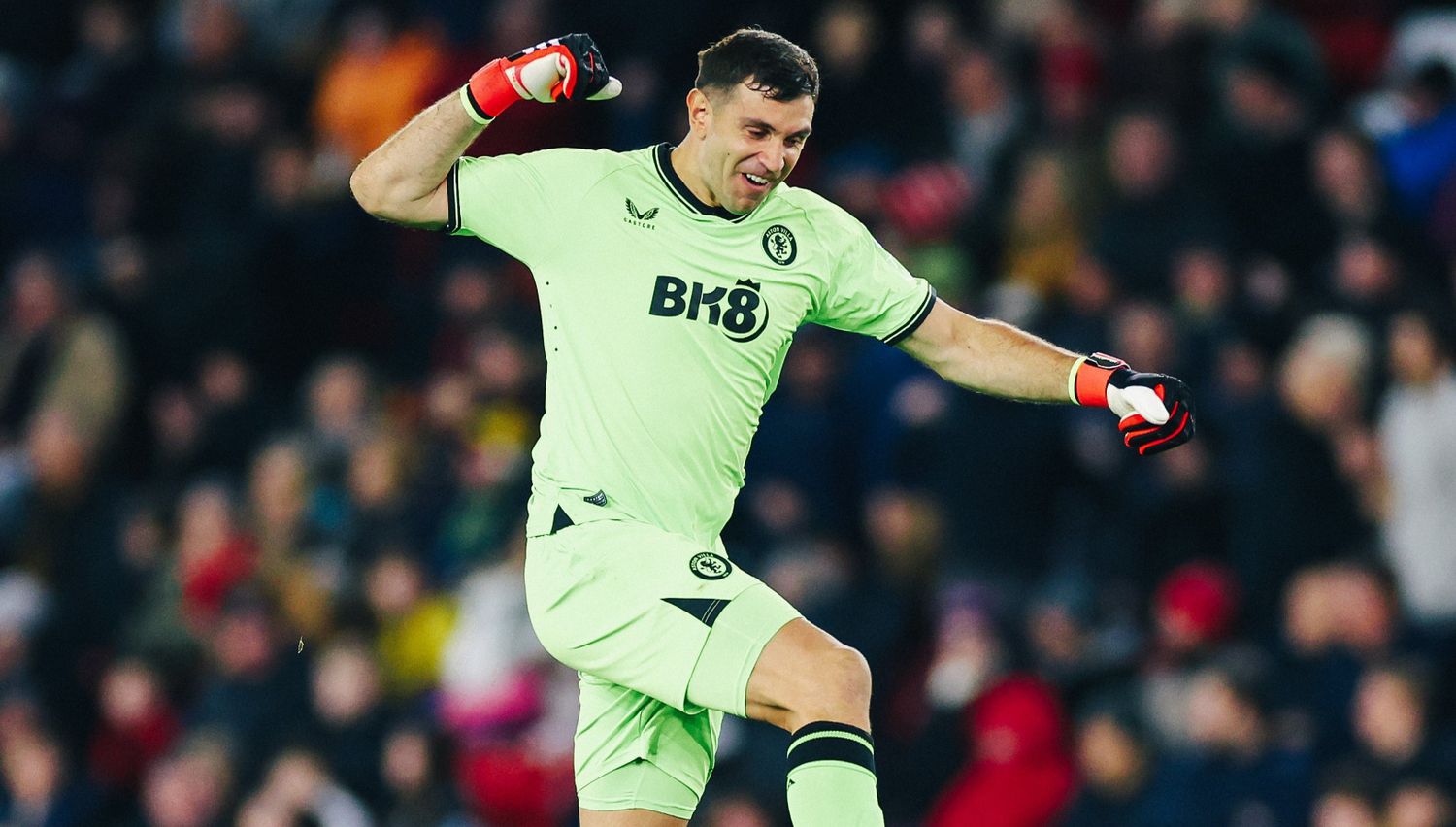 "Dibu" Martínez celebra, tras la goleada de Aston Villa.