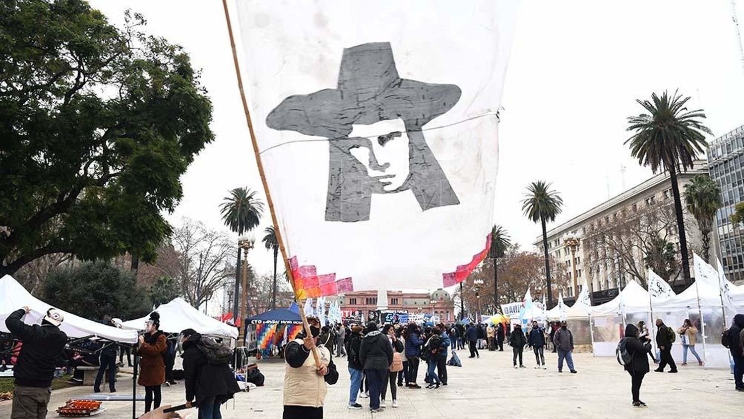 Instalaron 2000 carpas en Plaza de Mayo en reclamo de la libertad de Milagro Sala