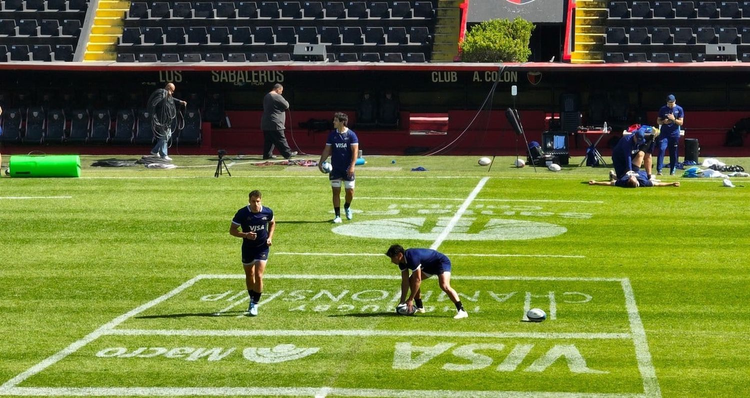 Los Pumas se entrenaron en la cancha de Colón. Crédito: Fernando Nicola