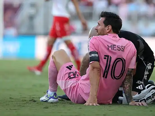 Messi salió lesionado en el duelo ante Necaxa