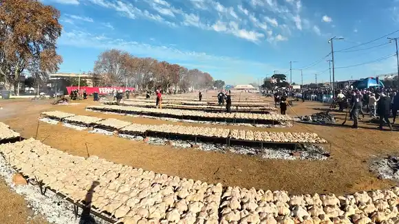 Récord solidario en Entre Ríos: Concepción del Uruguay asó más de 8.600 kilos de pollo y batió una marca Guinness