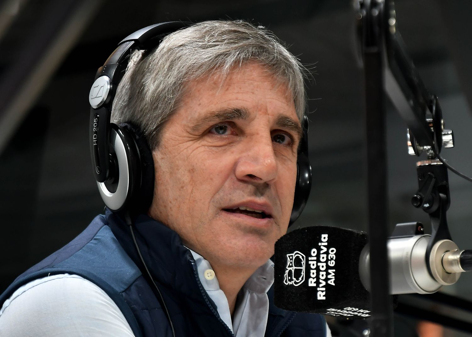 Luis Caputo concurrió a un estudio de radio.