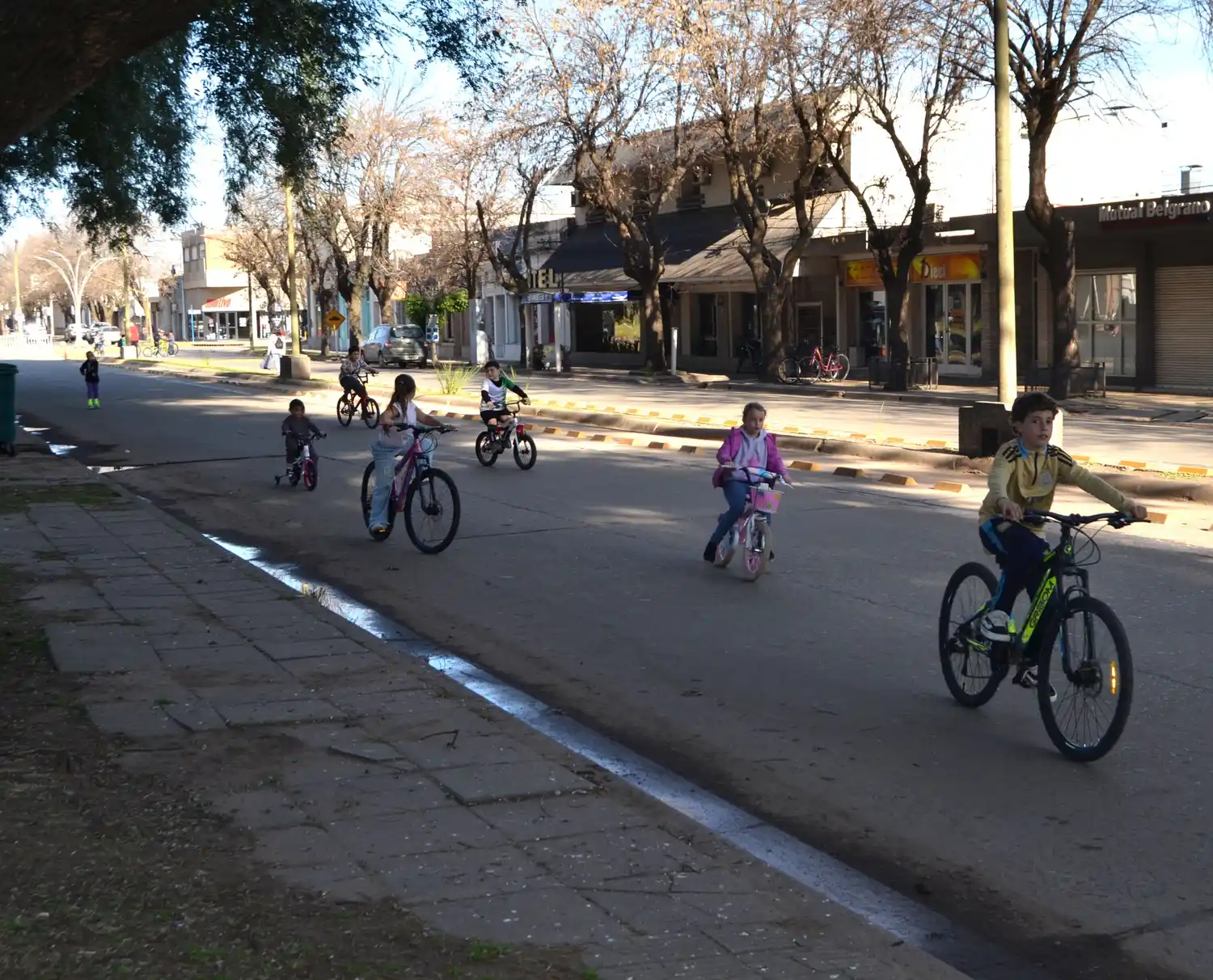 Los niños aprovecharon para circular por las calles cañaseñas.