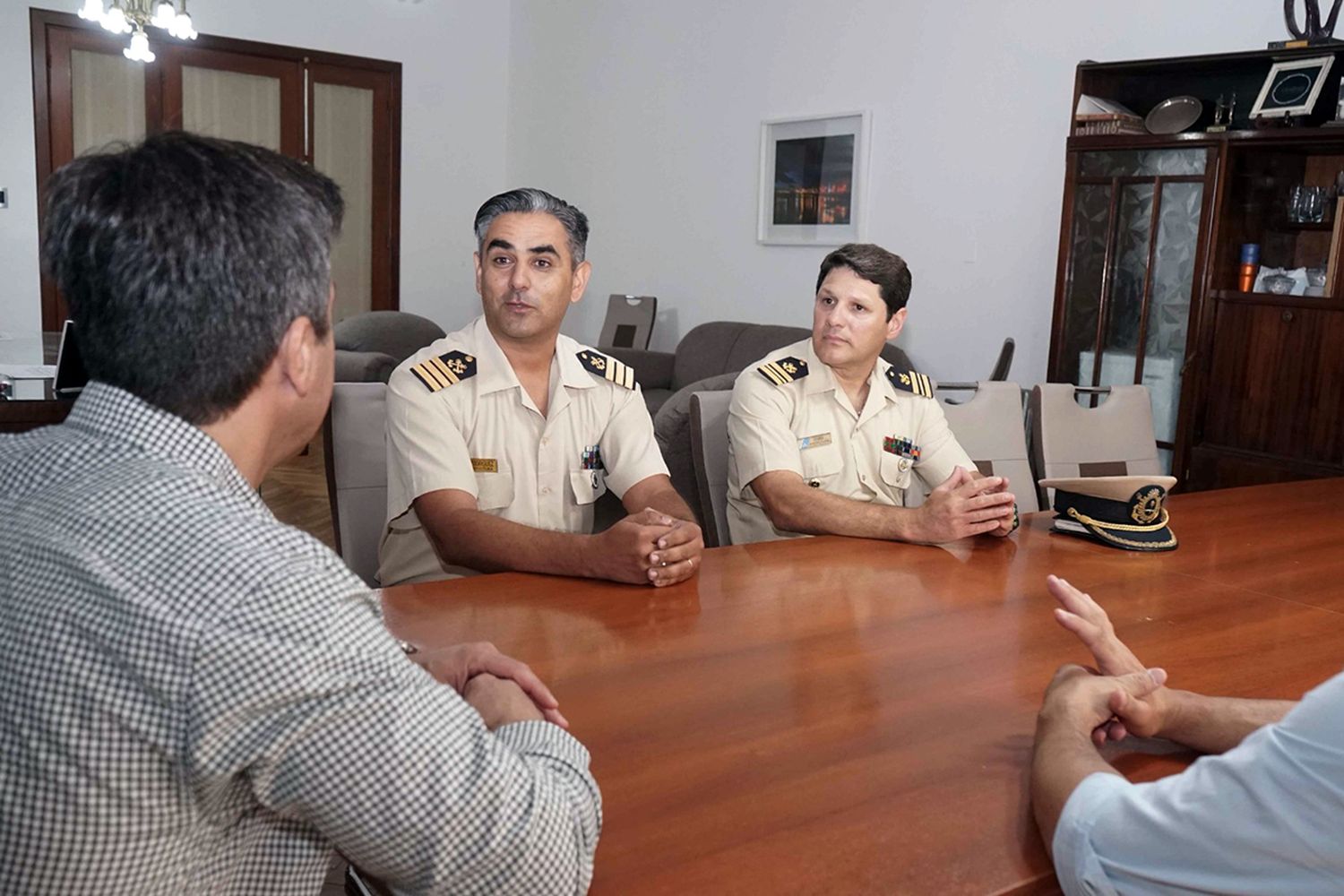 En el municipio. El nuevo prefecto con el intendente