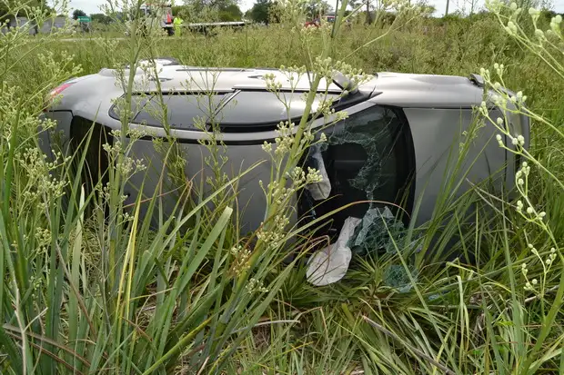 Una pareja bonaerense volcó frente a las termas