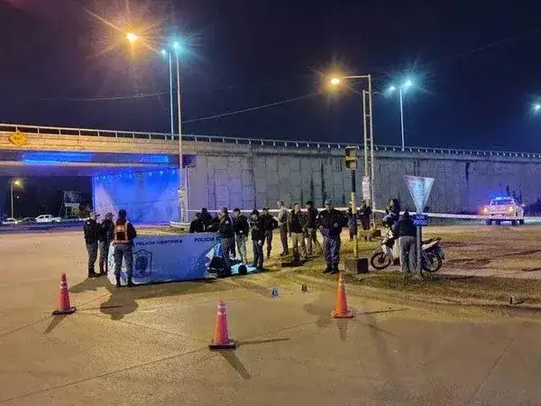 Una mujer murió tras un choque 
entre una motocicleta y un camión