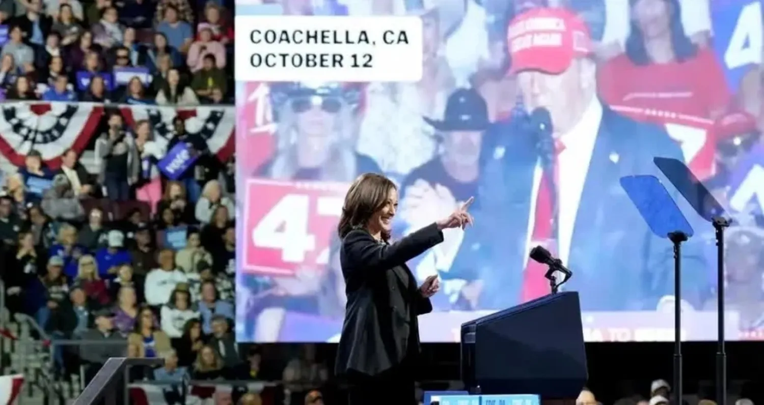 La candidata presidencial demócrata, la vicepresidenta Kamala Harris, habla mientras aparece en pantalla una imagen de su rival Donald Trump, durante un mitin de campaña en el Erie Insurance Arena, Erie, Pensilvania. DW/AP