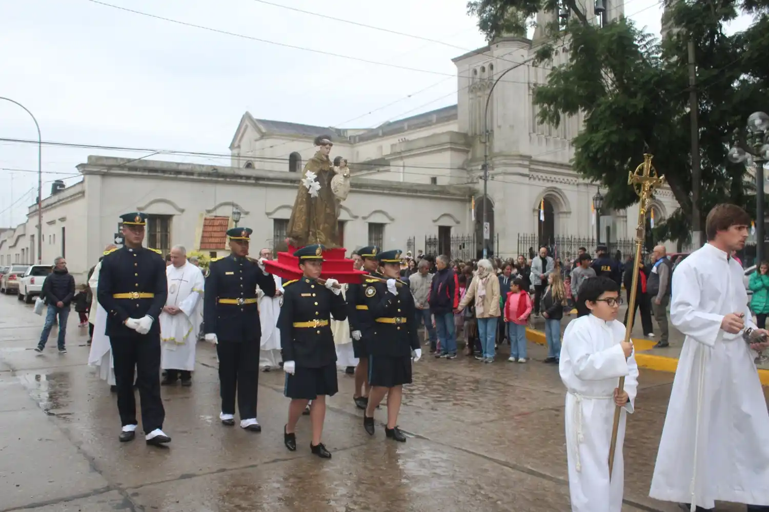 Monseñor Zordán presidió la fiesta patronal de San Antonio en Gualeguay