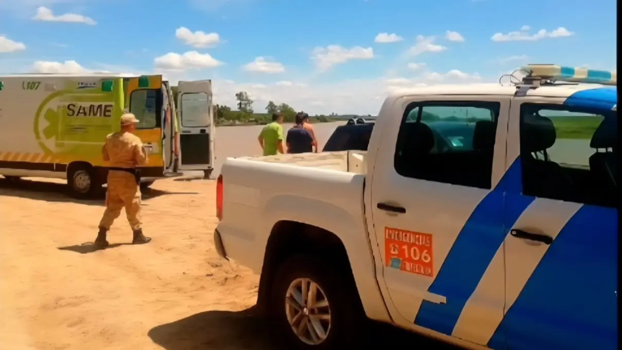 Un gran despliegue de los servicios de emergencias se apreció en los muelles del puerto de Baradero.