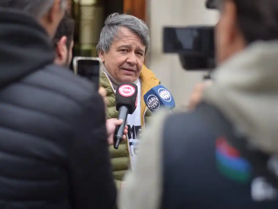 Docentes rechazan la eliminación del Iosper y acampan frente al Senado: "La obra social es de los trabajadores"