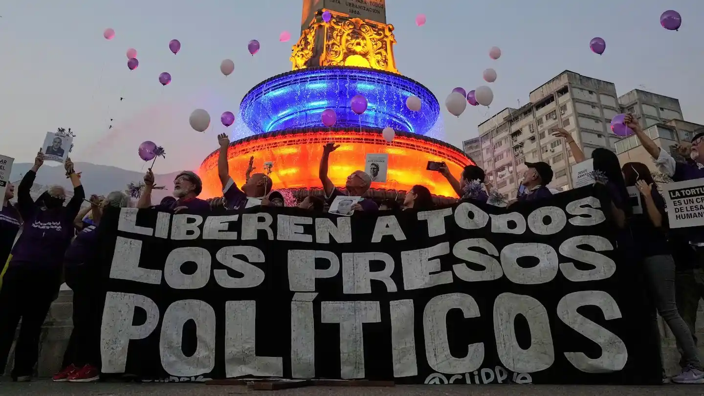Activistas y familiares de presos lanzan globos para pedir la libertad de los presos políticos, en Caracas, Venezuela, el 14 de abril de 2025. (Foto AP/Ariana Cubillos, archivo)