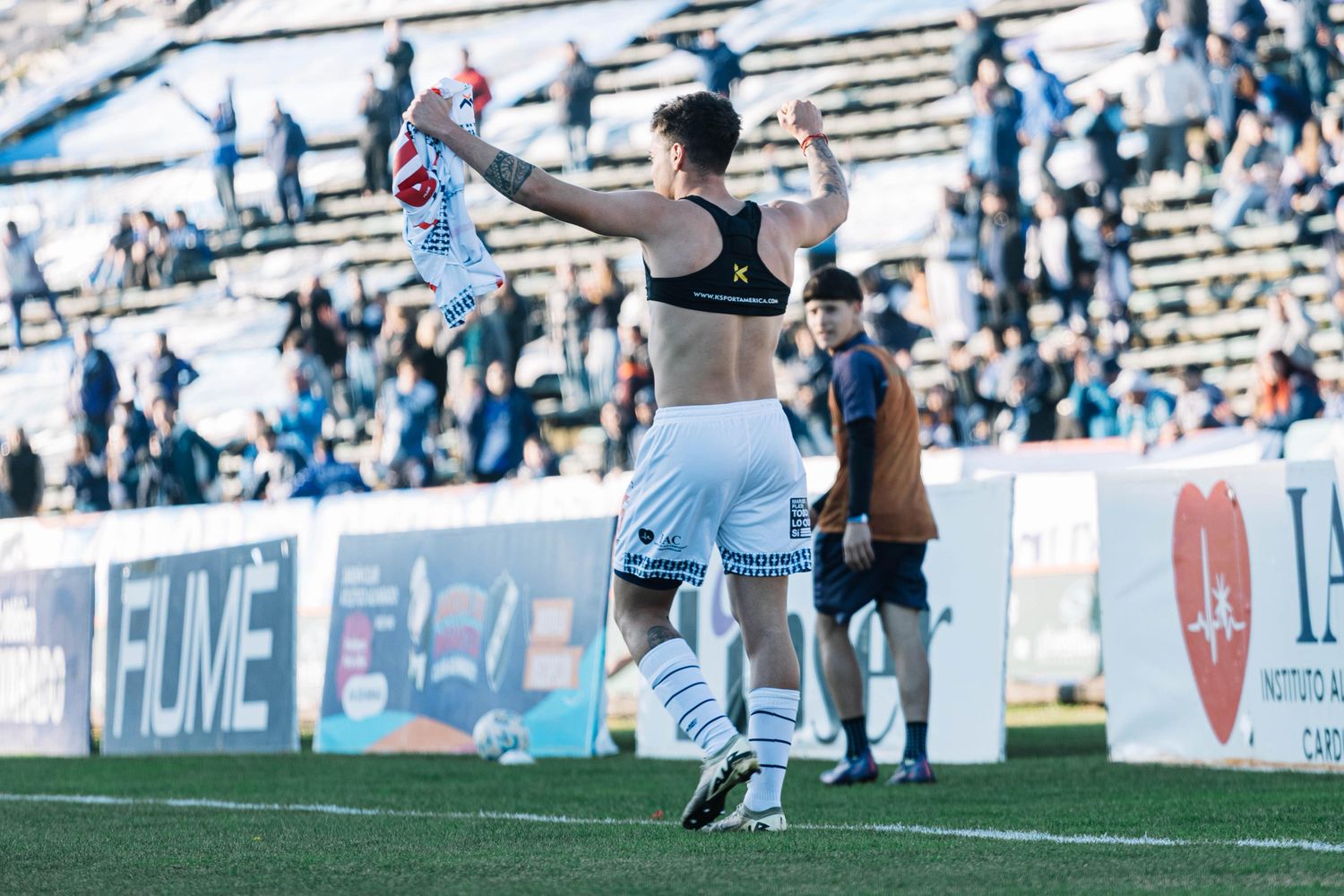 Agustín Aleo festejando el gol que parecía definir la historia.
