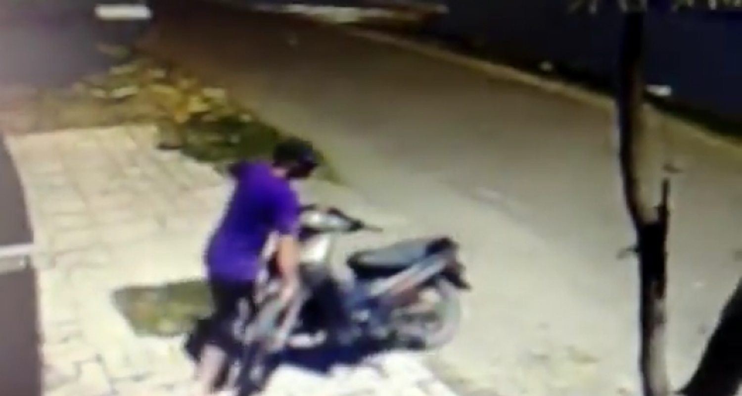 [VIDEO] Filman robo de moto y sospechan que es el mismo ladrón de la estación de servicio
