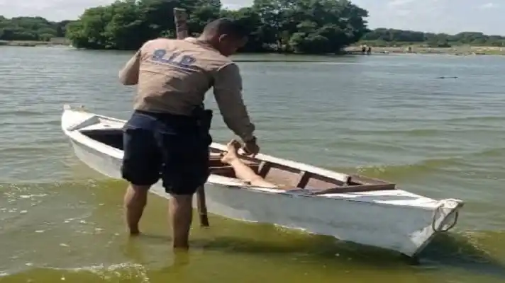 TIROTEADO hallan el cadáver de un hombre dentro de un bote en una playa de Maracaibo