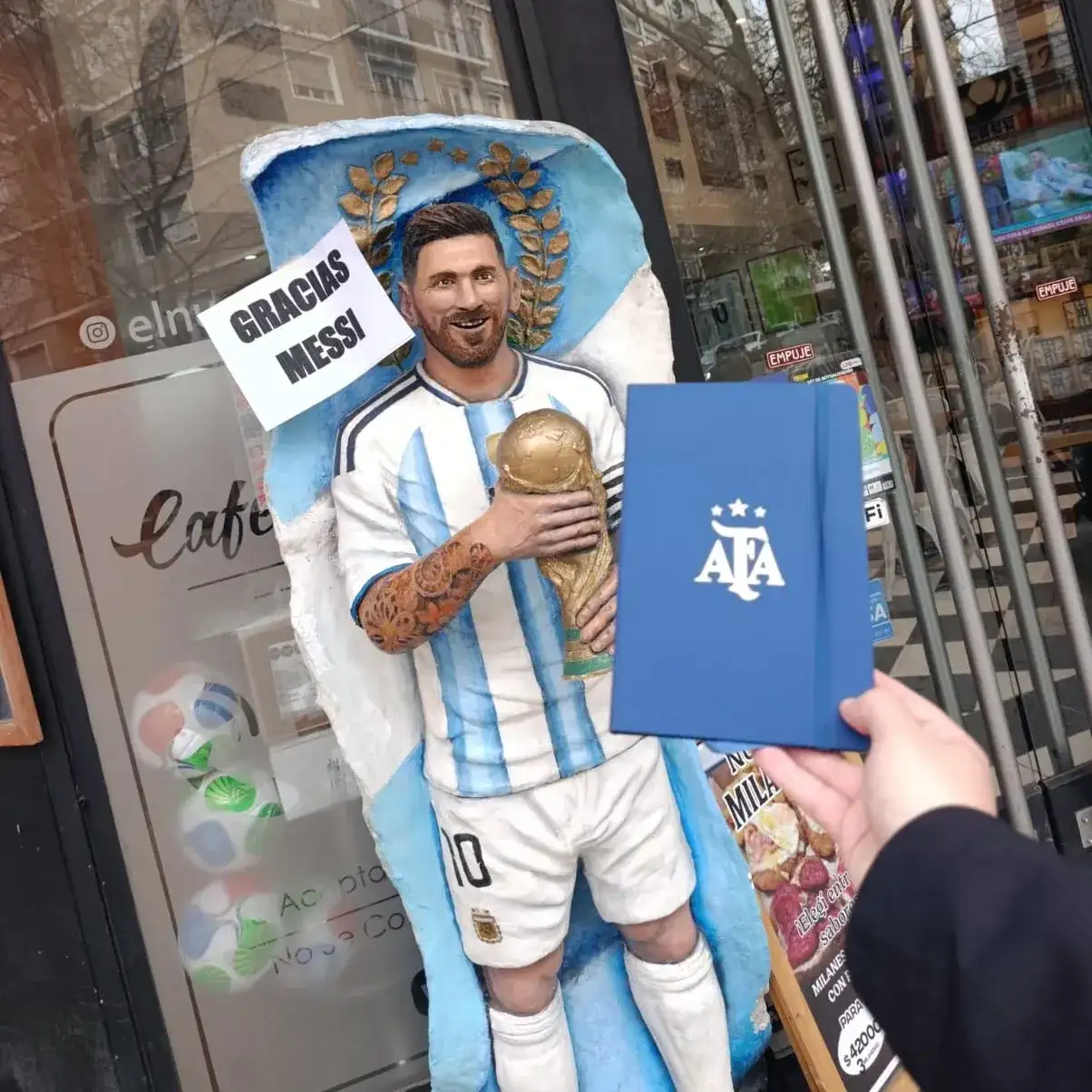 Mar del Plata también despide a Messi: carteles y un libro para agradecerle al capitán