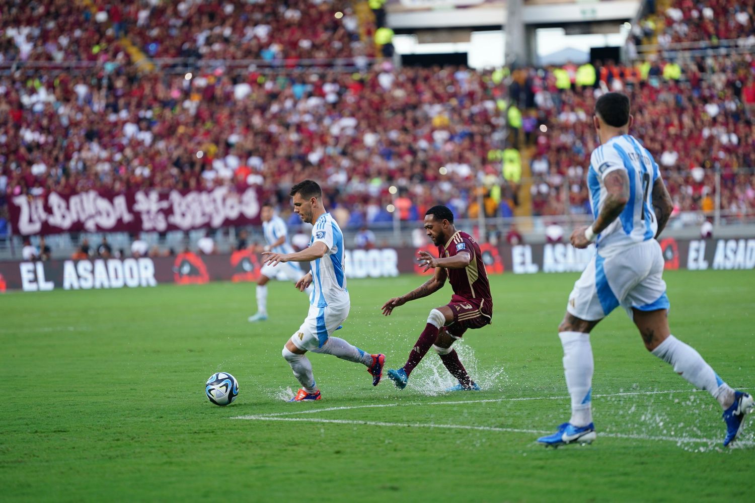 El agua acumulada en la cancha condicionó el juego.