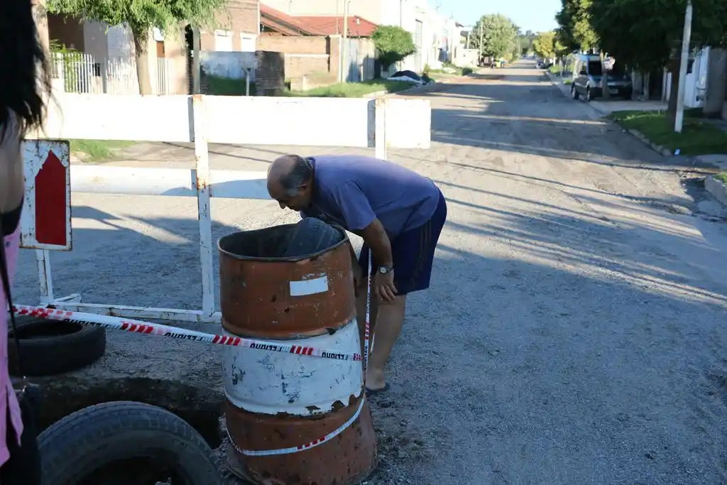 Temen que ocurra un accidente por un inmenso pozo que hay en una esquina