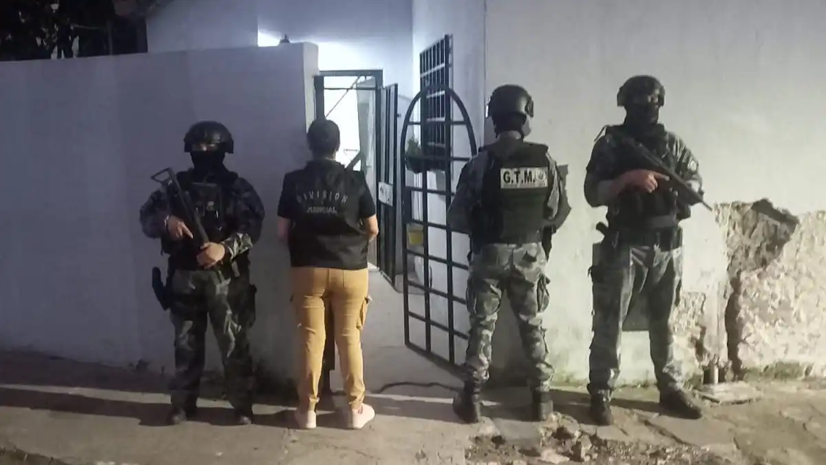 Detuvieron a un policía y a una joven con drogas durante allanamientos en zona sur