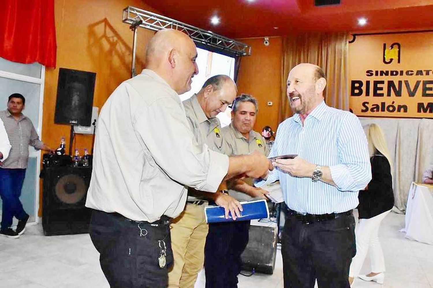 El gobernador entregó maquinaria y 
compartió un encuentro con trabajadores viales