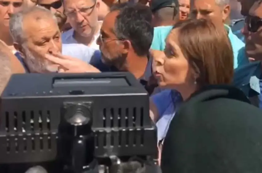 En medio de incidentes, Vidal enfrentó a guardavidas