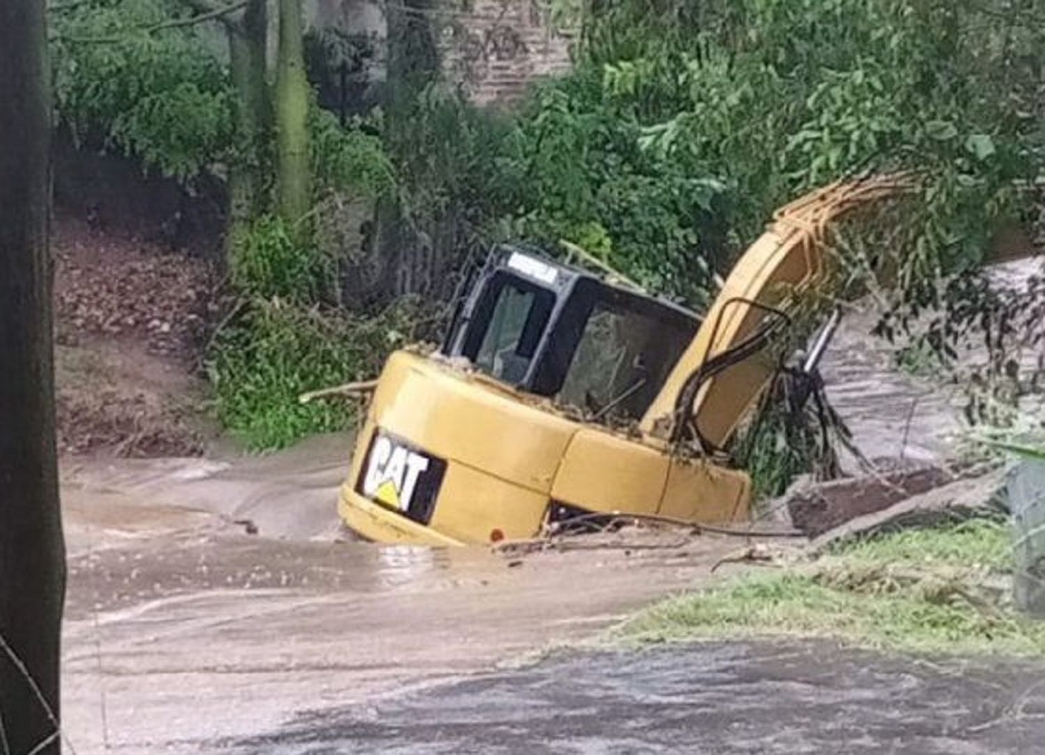 Un trabajdor vial salvó su vida de milagro en un puente trágico