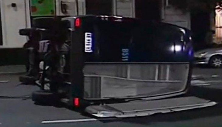 La camioneta que iba a hacer las pericias de Chano chocó con un auto que pasó en rojo y volcó