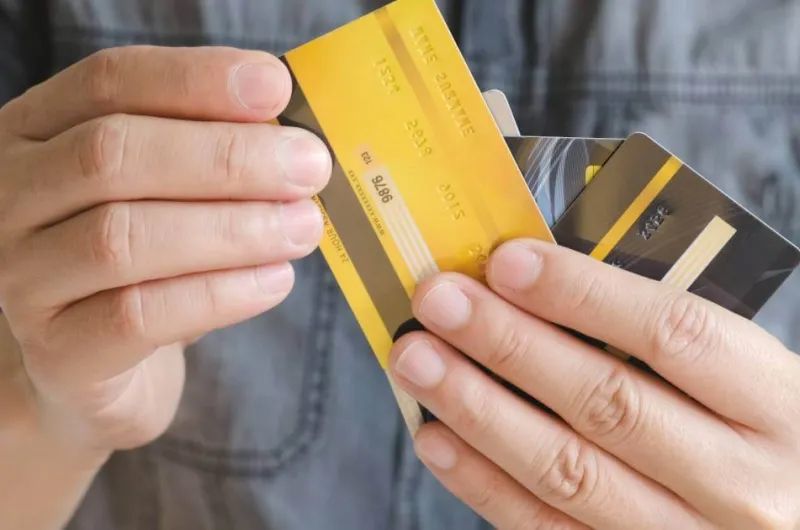 Las familias no pueden pagar sus deudas: la morosidad es la más alta en 15 años por tarjetas y préstamos