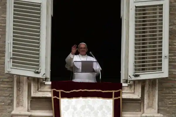 "La misericordia cambia al mundo", dijo el papa Francisco en su primer Angelus