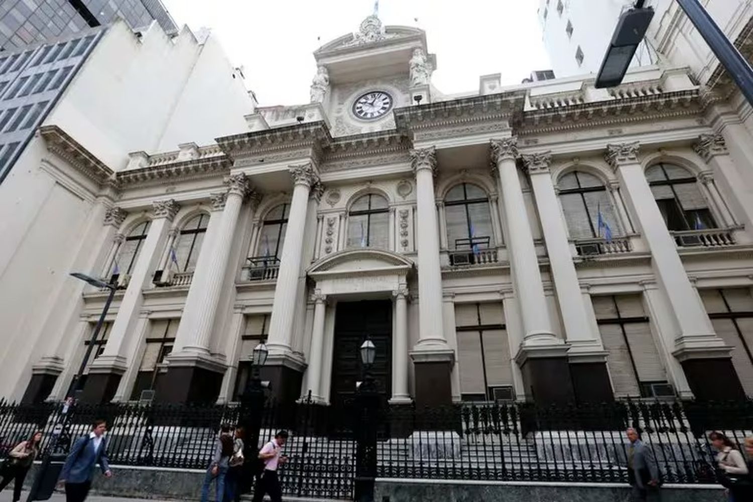 El Banco Central volvió a bajar la tasa de interés y la dejó en 50% anual