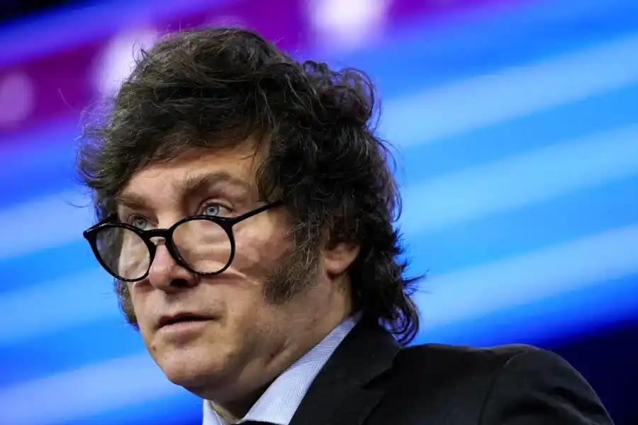 Redobló la apuesta: Milei acusó a Sánchez de "cobarde" y dijo que se esconde "debajo de las polleras de las mujeres"