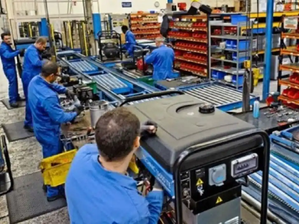 Se derrumba. La industria manufacturera a raíz de la apertura de importaciones