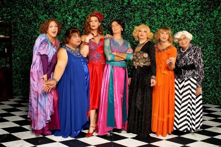 Estrena “Casa Valentina”: hombres que juegan a ser mujeres