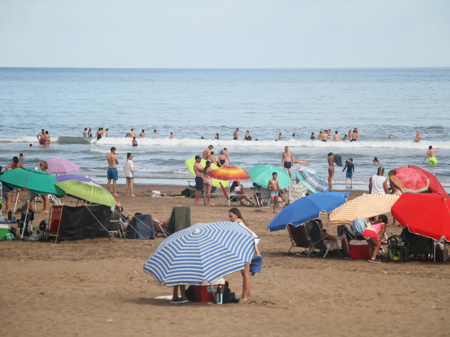 Una generosa postal muestra un instante de la tarde de este domingo en Claromecó. Buenas condiciones de playa y mucha gente disfrutándola