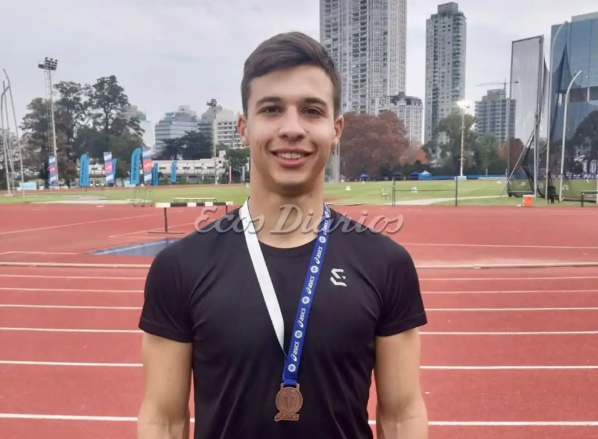 Facundo Muguiro. Posa con su medalla de bronce
