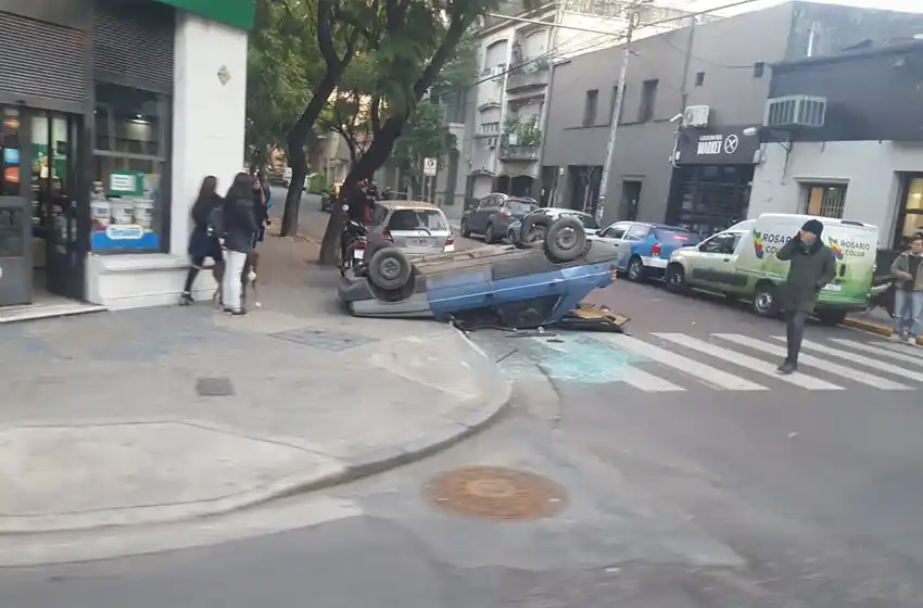 Violento choque y vuelco en la esquina de Dorrego y San Juan