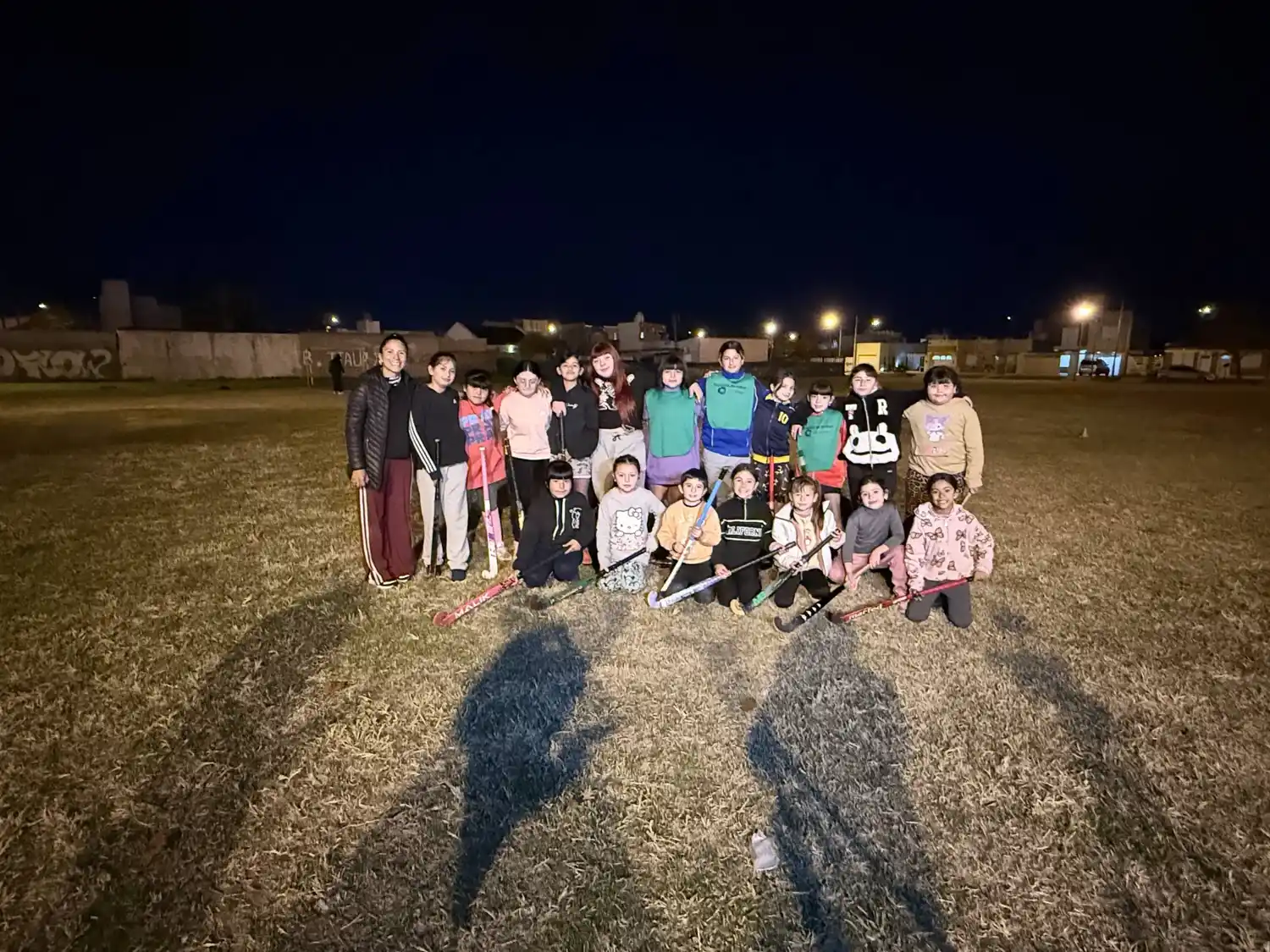 Jesica, docente de la escuelita de hockey del barrio Italia: “Trabajamos el compañerismo y que aprendan el deporte”