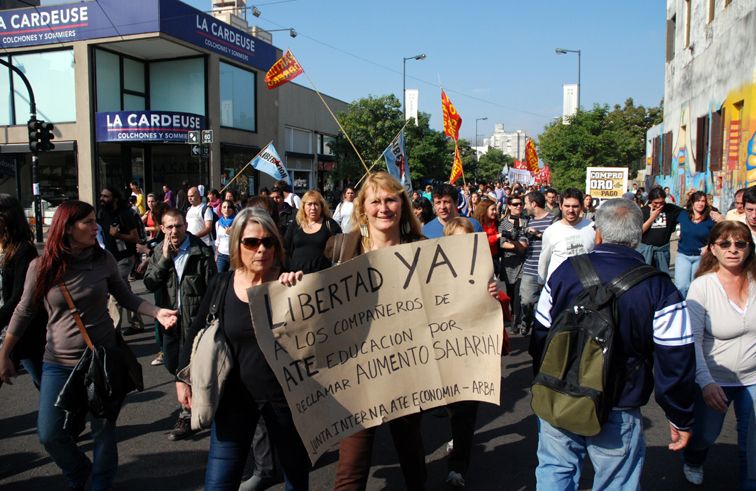 Detienen a 5 delegados de Ate por toma en Educación