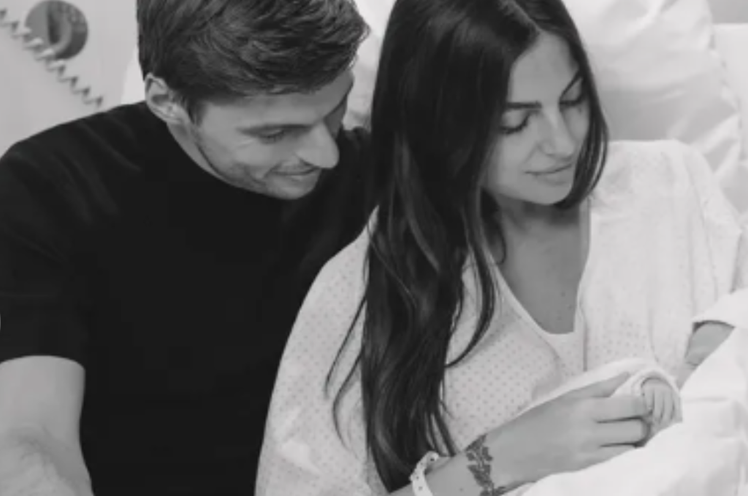 Max Vertappen y su primera hija junto a su pareja