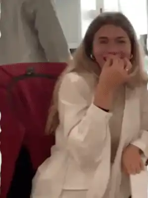 Según la prensa ella sería Clara, la novia de Piqué. Foto captura Amazing Changes