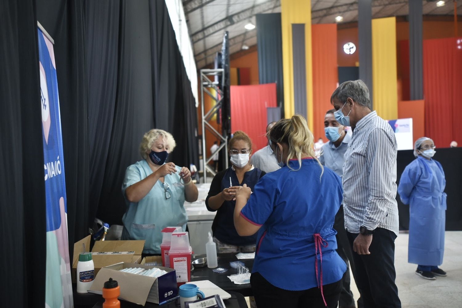 Jatón recorrió el centro de vacunación de la Esquina Encendida