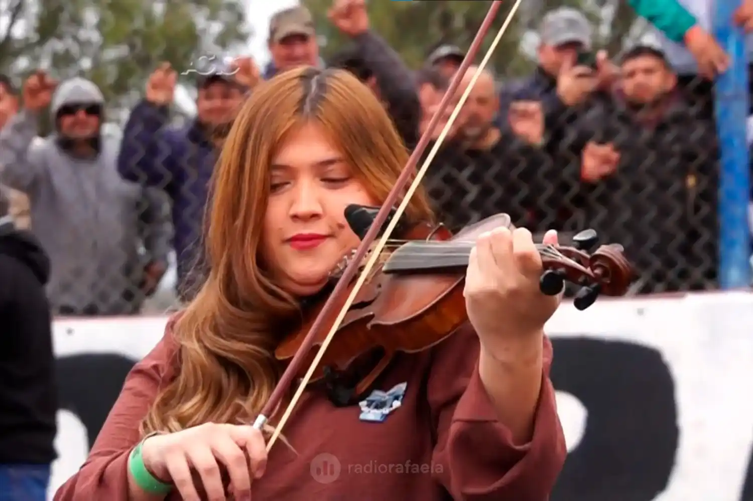 Una rafaelina se lució tocando el violín en la final del TC en Rafaela