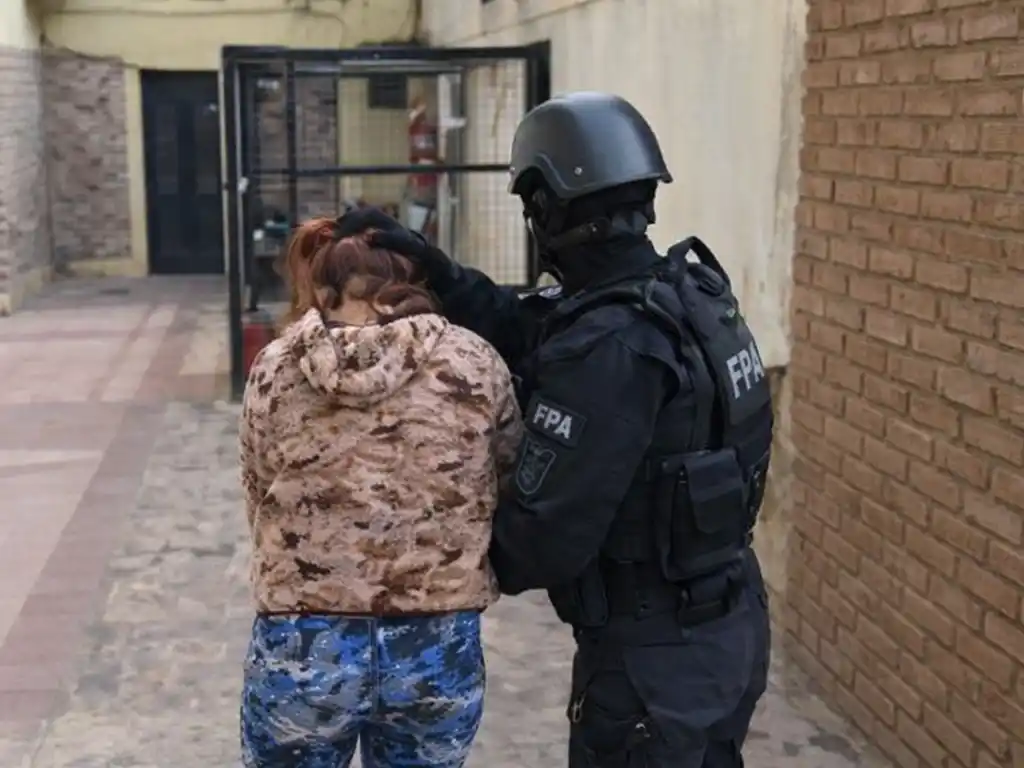 La FPA detuvo a la mujer en la vía pública.