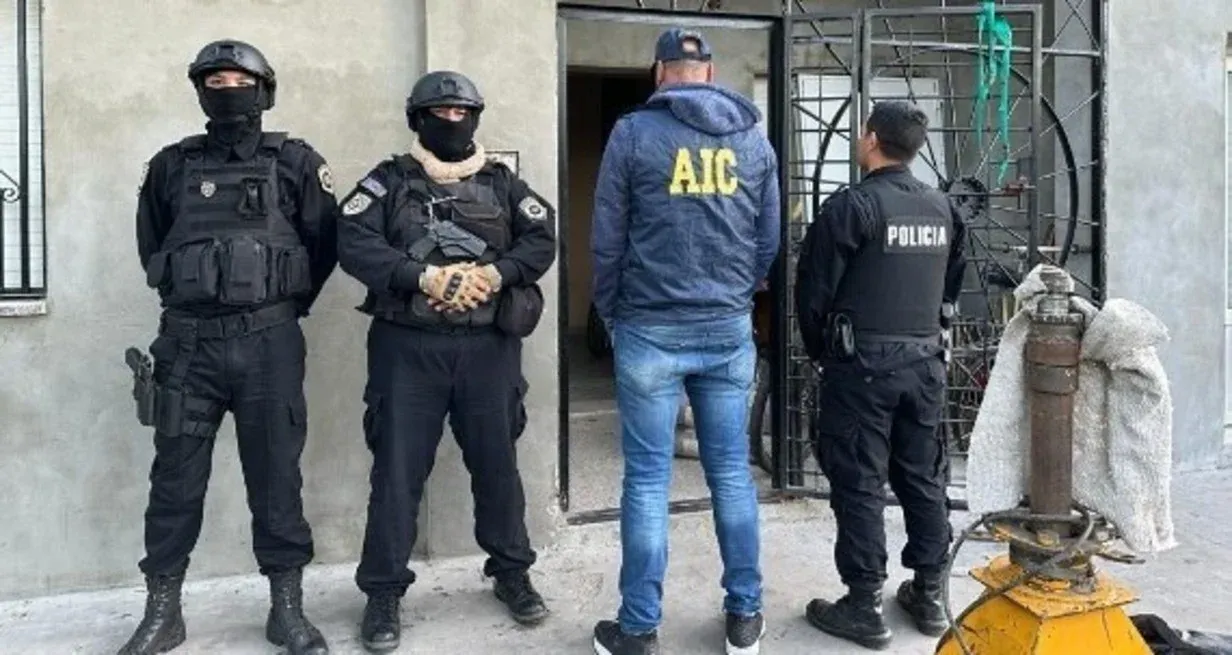 Los sujetos fueron apresados con drogas, celulares y dinero en efectivo.