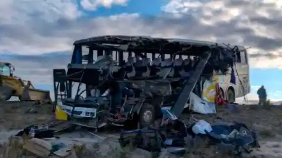 TRAGEDIA en BOLIVIA: mueren 37 personas y 30 resultan heridas tras un choque de autobuses