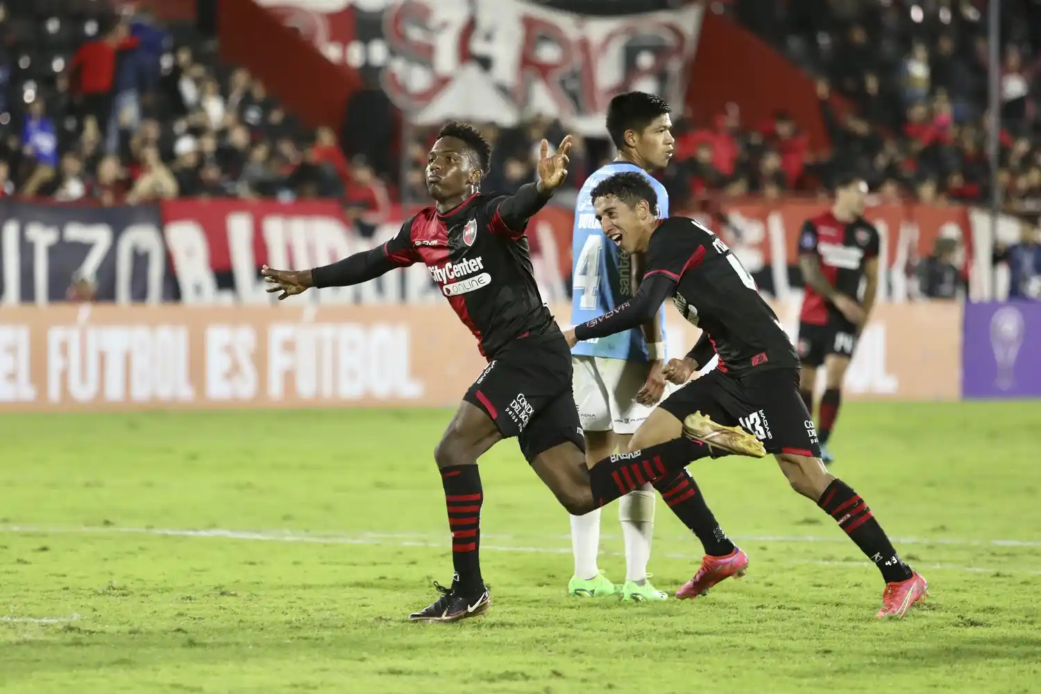 Reasco encabeza el festejo del segundo gol.