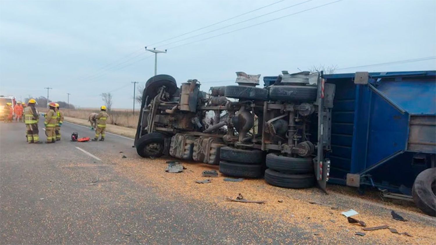 Un muerto y un herido grave tras un triple choque de camiones