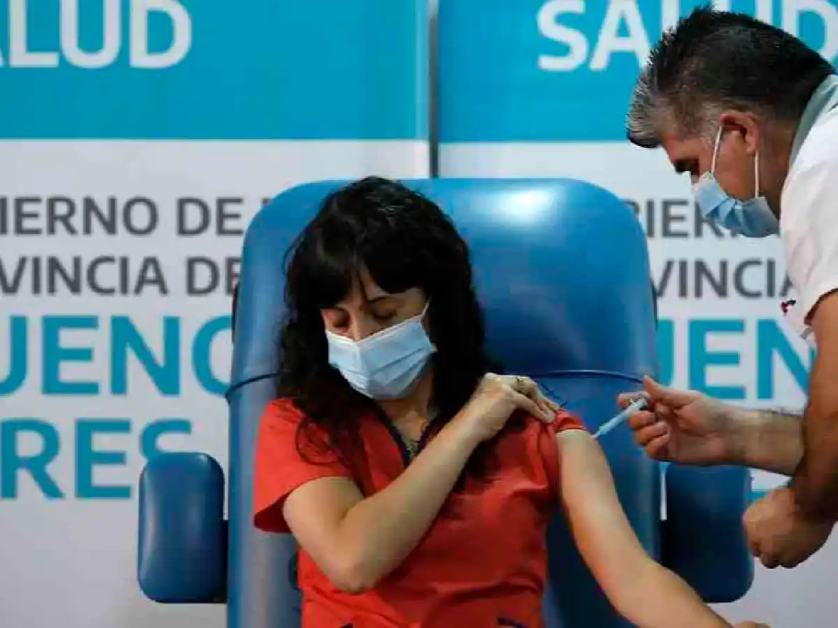 Comprarán 20 millones de carnets para certificados de vacunación para evitar "errores programáticos"